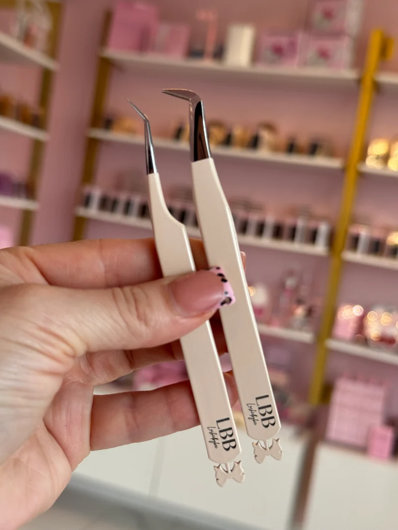 It Girl Cream Tweezers ✨