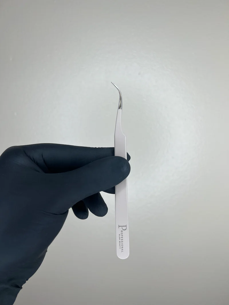 NEW Classy Curvy Fiber Tip Tweezer